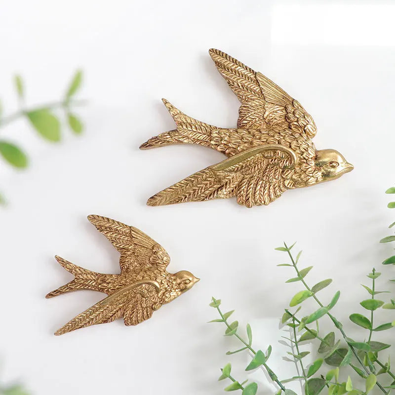 Retro Gold Flying Swallow Wall Decor – Elegant Resin Home Hanging for Bedroom, Living Room, and Vintage Wall Decoration.