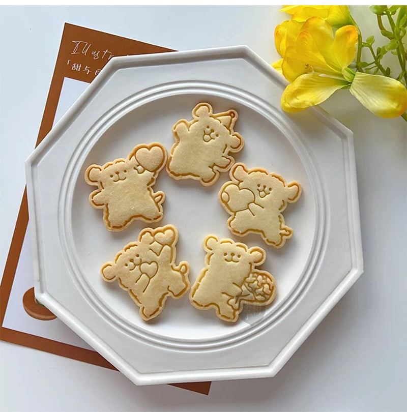 Bear-Shaped Fondant & Cookie Cutter – Fun Baking Tool for Kids, Perfect for Cake Decorating & Sugarcraft.