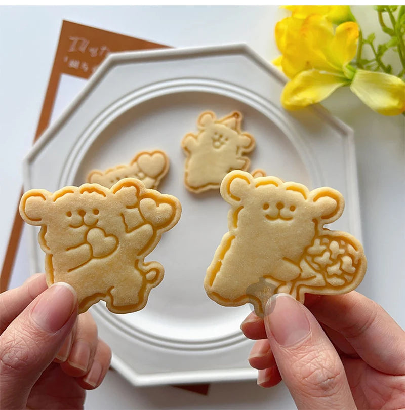 Bear-Shaped Fondant & Cookie Cutter – Fun Baking Tool for Kids, Perfect for Cake Decorating & Sugarcraft.